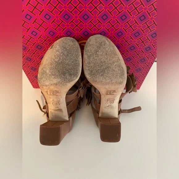 So pretty! Flower block heeled Tory Burch sandals. - Picture 6 of 8